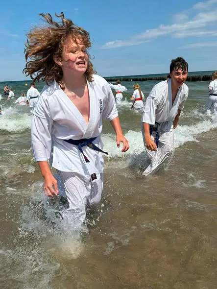 Trening w morzu na obozie Karate Camp