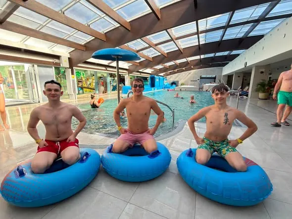 Obozowicze na basenie w Sandra Spa Pogorzelica